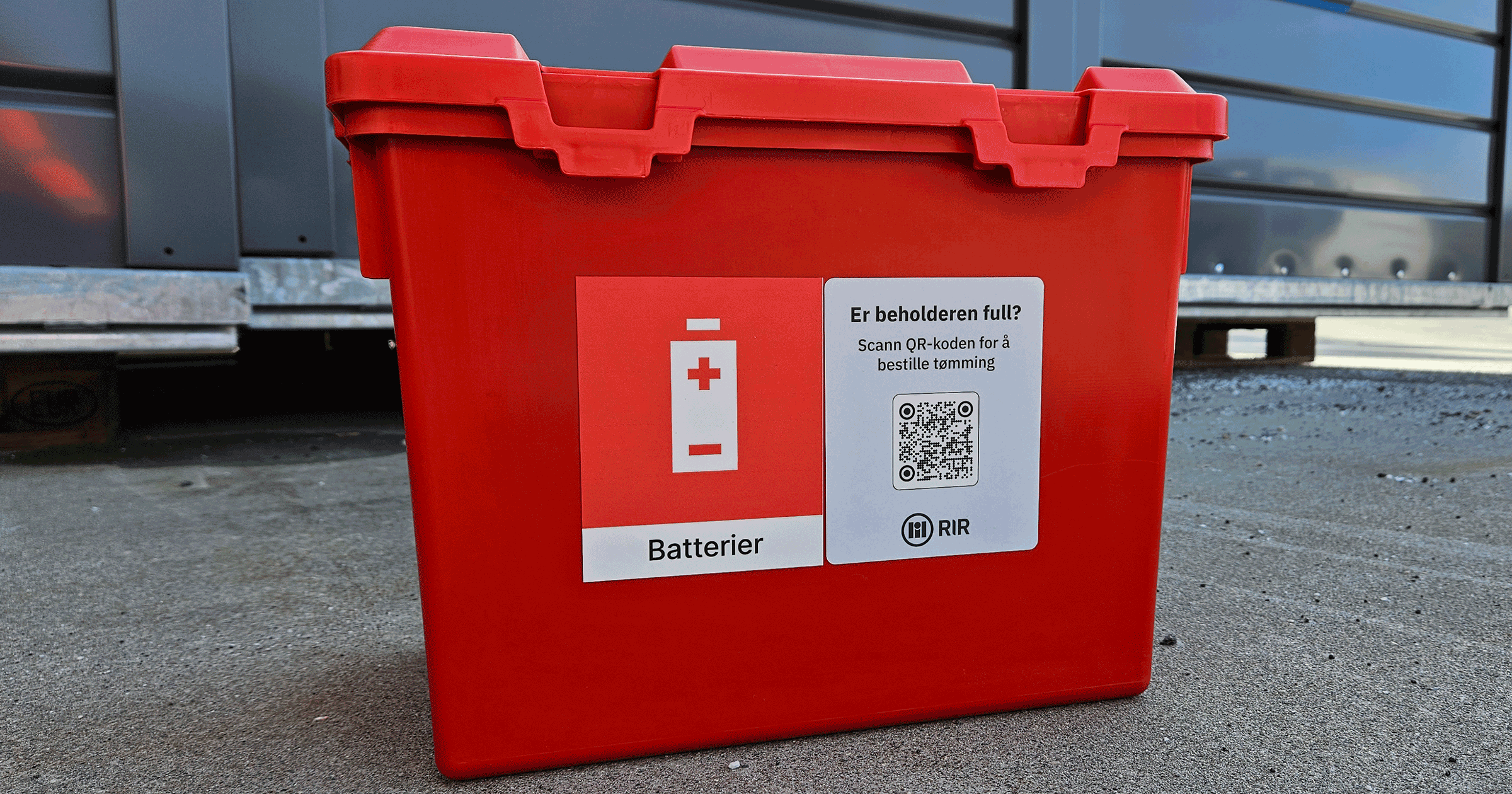 Rød bøtte til oppsamling av batterier